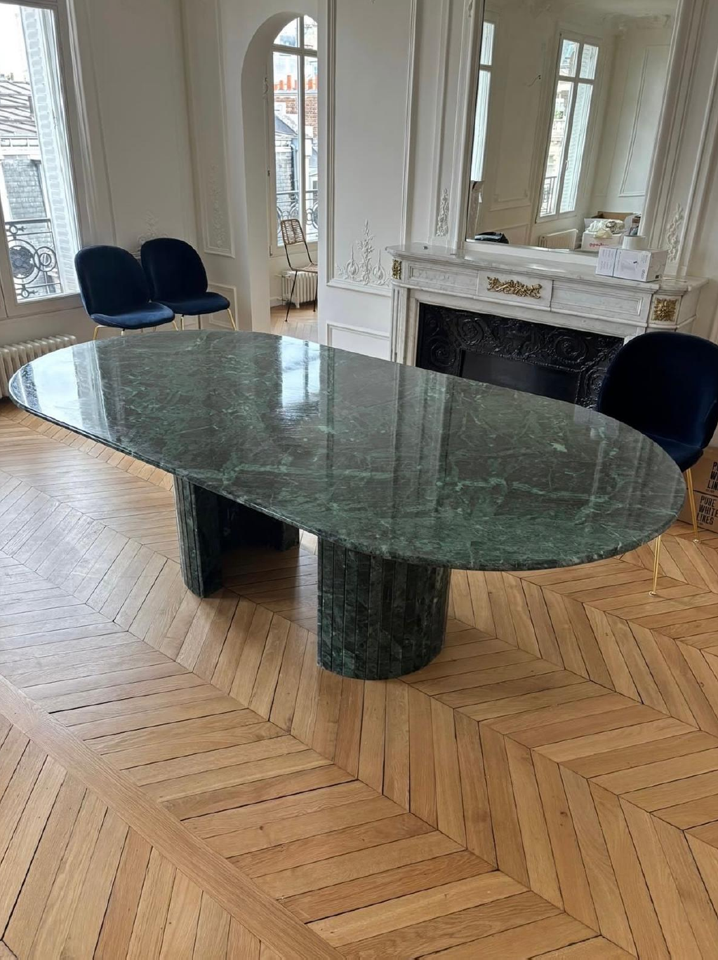 Table à manger en travertin SN HOME dans un intérieur de prestige à Marrakech