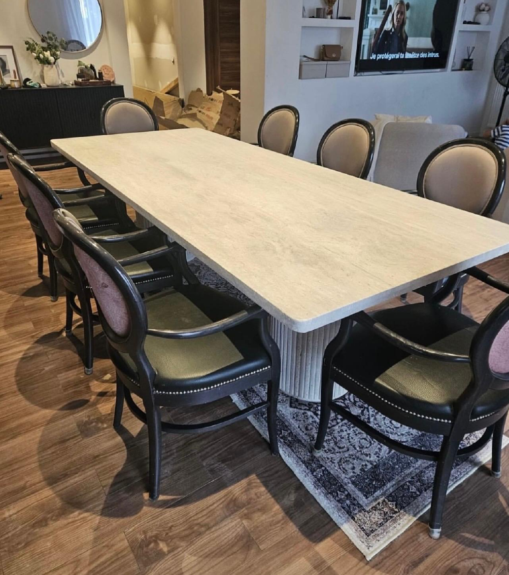 Salle à manger sur-mesure SN HOME avec table en marbre et fauteuils cannage