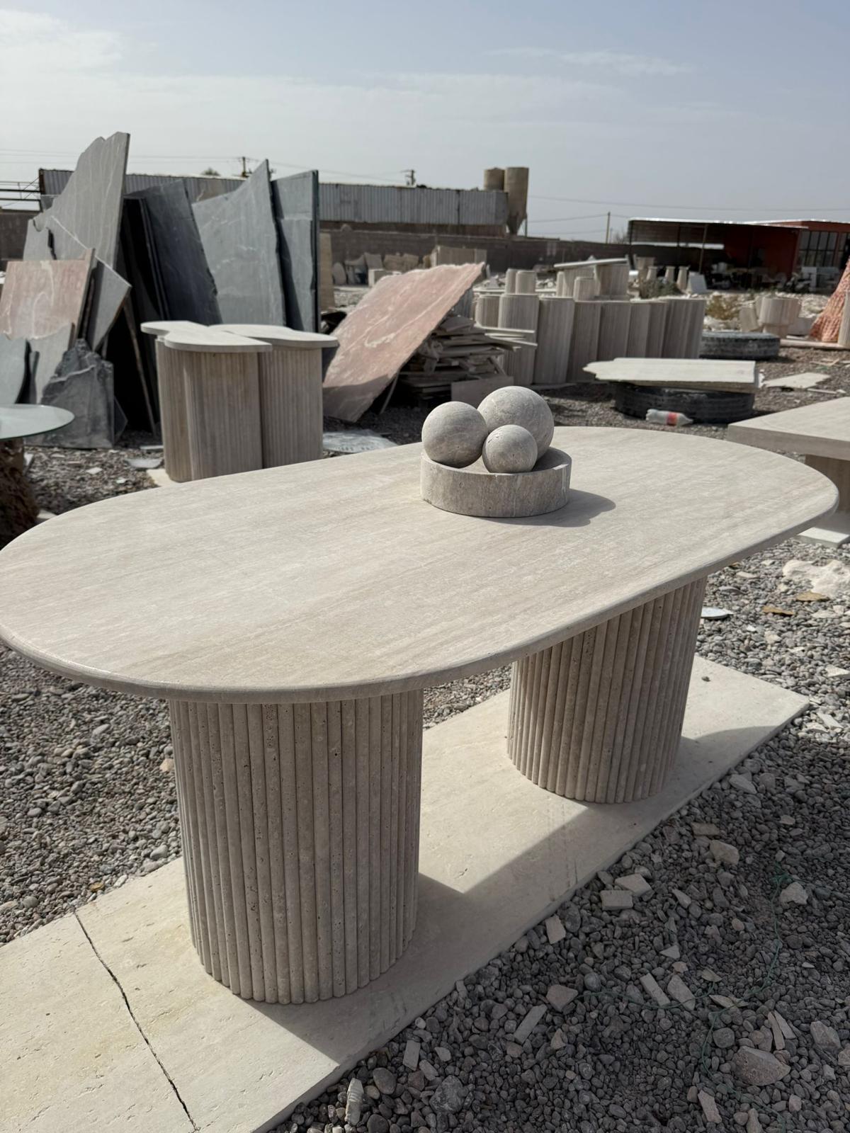 Table ovale · piètement cannelé