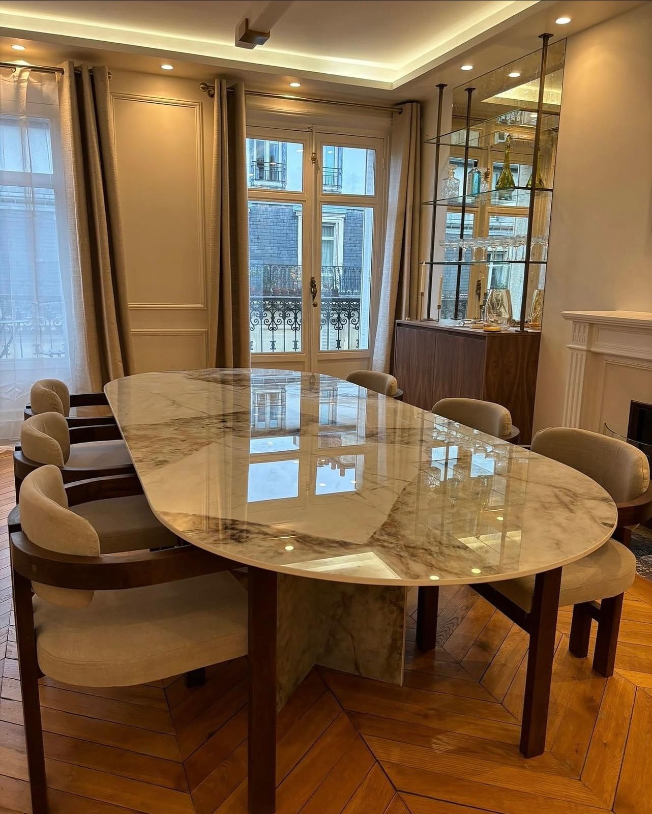 Table à manger polie